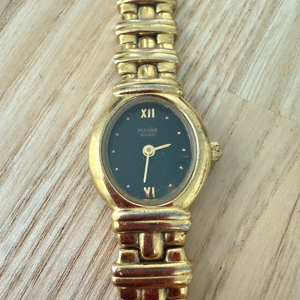 Vintage pulsar ladies oval gold tone dress watch NEW BATTERY - Picture 4 of 12